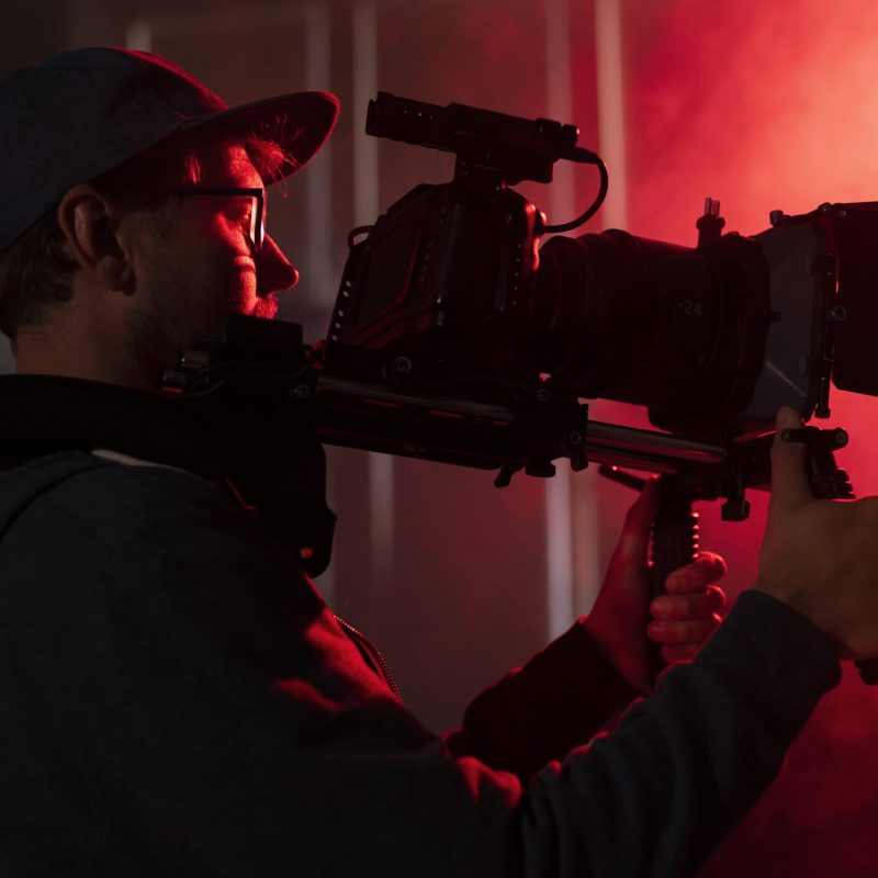 hombre-filmando-con-una-camara-profesional